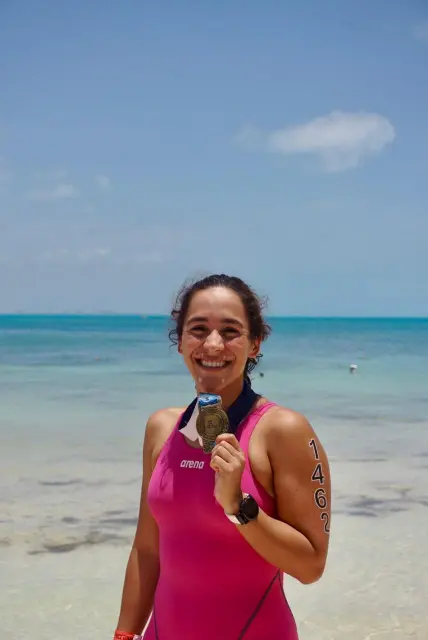 Alumna clínicas de aguas abiertas en competencia